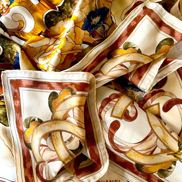 Stunning Chanel silk scarf in beautiful warm tones and classic pattern. - Picture 13 of 14